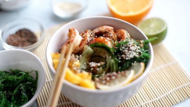 Poké Bowl mit Garnelen, Mango und Sesam