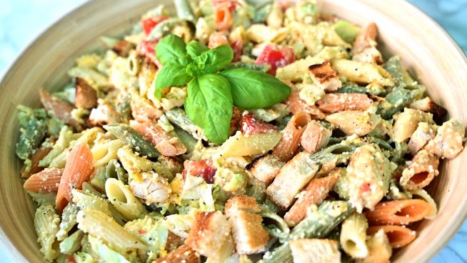 Sommerlicher Caesar-Pasta-Salat