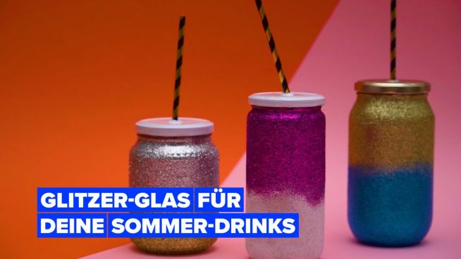 Ein funkelndes Glitzer-Einmachglas für deine Sommer-Drinks