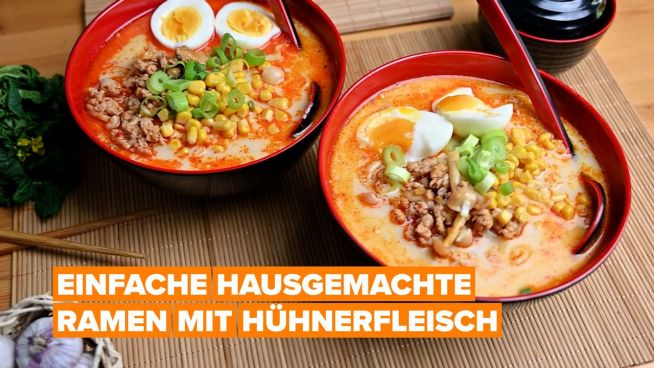 Bereite cremige Ramen mit gehacktem Hühnerfleisch zu