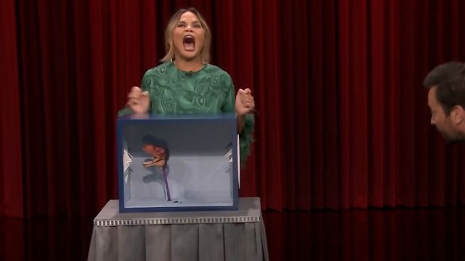 Chrissy Teigen von Dinosaurier gebissen