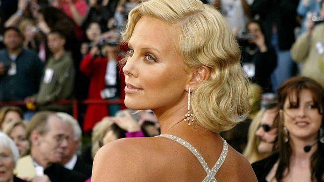 Rückblick auf die glamourösesten Oscar-Kleider von Charlize Theron